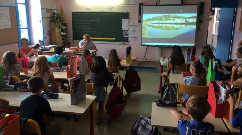 Visite d'Erik Orsenna dans une école primaire de l’agglomération de Vienne, en vue du concours d’écriture « Raconte-moi ton fleuve ».