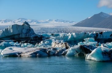 Arctique_viewofmeltingdownglacierduetoglobalwarming